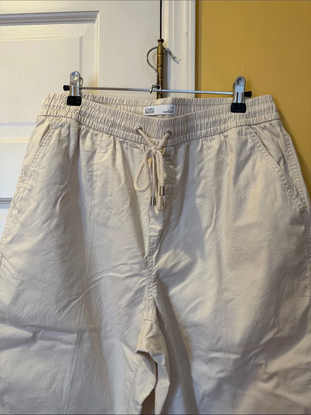 Women’s Croft and Barrow beige crop Pants petite medium